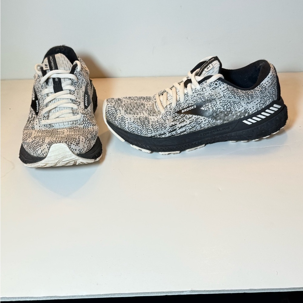 Brooks Adrenaline GTS 21
Color: Black/Gray/White Size 7.5